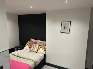 Impeccable 1-Bed Studio in London في لندن: غرفة بسريرين في زاوية غرفة