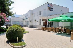 PotociMotel Borik的前面有一把绿色伞的建筑