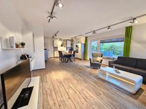 a living room with a couch and a table at Mienhus Apartments Ferienwohnung Fiete in Norden