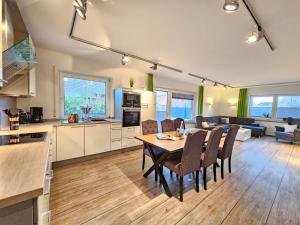 a kitchen and living room with a table and chairs at Mienhus Apartments Ferienwohnung Fiete in Norden