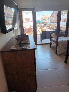 Una habitación con una mesa y vista a un balcón. en RS Las Grutas, en Las Grutas 22 fotos más