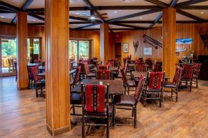 Mt. Lemmon Lodge في Loma Linda: غرفة طعام مليئة بالطاولات والكراسي