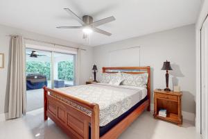 1 dormitorio con 1 cama y ventilador de techo en Gather Together - Unit 145, en Marco Island