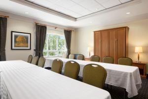 Verslo zona ir (arba) konferencijų salė apgyvendinimo įstaigoje Days Inn & Suites by Wyndham Collingwood