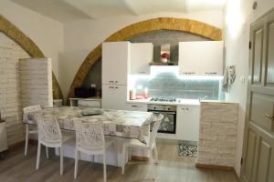 a kitchen with a table and chairs in a room at Casa Kemarin in Campomarino