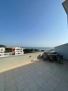 einen Balkon mit einem Tisch und Stühlen auf einem Gebäude in der Unterkunft Blue Panorama 2! in Durrës