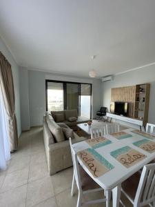 ein Wohnzimmer mit einem Sofa und einem Tisch in der Unterkunft Blue Panorama 2! in Durrës