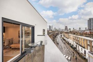 a balcony with a view of a city at Urban Oasis with Views in Old St in London