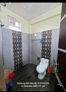 a bathroom with a toilet in a room at Neo Himalyan stays in Dharamshala