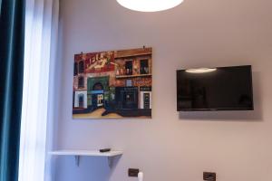 a flat screen tv hanging on a wall at Affittacamere Le Dimore del Riccio in Foggia
