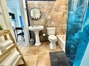 een badkamer met een wastafel, een toilet en een douche bij Luxury 1 Bd Montrose - Genova at The Italian Plaza in Houston