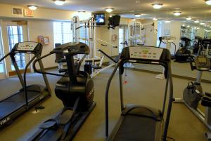 un gimnasio con varias máquinas de correr en una habitación en Staybridge Suites Allentown Airport Lehigh Valley, an IHG Hotel en Allentown