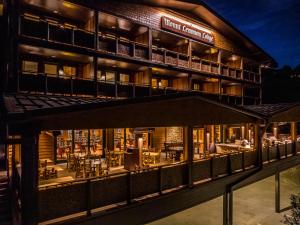 een uitzicht op een gebouw met een restaurant bij Mt. Lemmon Lodge in Loma Linda