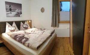 een groot bed in een kamer met bij Haus Angelika in Ehrwald