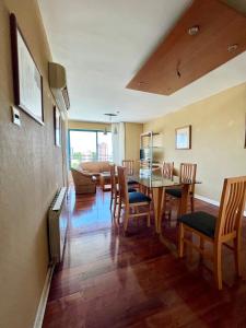 comedor y sala de estar con mesa y sillas en Impecable, amplio y moderno departamento en la mejor ubicacion de la Ciudad de Mendoza en Mendoza
