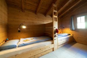 Postel nebo postele na pokoji v ubytování Chalet Gamserrugg + 33 fotografií
