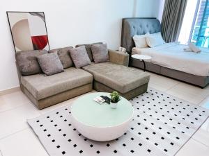 Hartamas - Cozy Studio - 3min to Publika KL في كوالالمبور: غرفة معيشة مع أريكة وطاولة