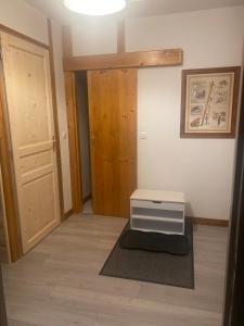 a room with a door and a small table on the floor at Appartement lumineux et cosy en rez de jardin in Saint-Gervais-les-Bains