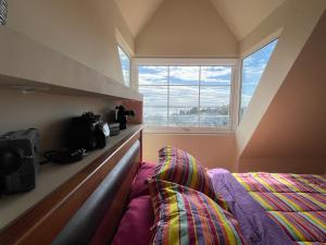 a bedroom with a bed and a large window at Casa Zeta in Viña del Mar