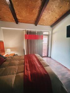 una camera con un grande letto e una finestra di Hotel Vista Verde a Huancayo