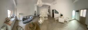 a living room with a couch and a table at Studio 45qm in Calpe Altstadt - ruhig & modern in Calpe