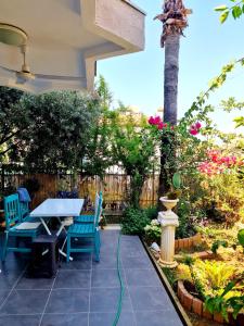 un patio con tavolo, sedie e fiori di SunStar Kleopatra beach a Alanya