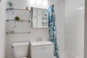 un bagno con wc, lavandino e doccia di 10 Mi to Dtwn Denver Home with Large Yard and Patio a Lakewood Altre 24 foto