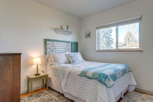 una camera da letto con un letto e una finestra di 10 Mi to Dtwn Denver Home with Large Yard and Patio a Lakewood