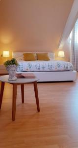 a bedroom with a bed and a table with a vase on it at Chalet acogedor en La Mora in Tarragona