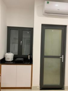 um quarto com duas portas de vidro e um balcão em New Studio 202 District 9 em Xóm Dầu Bình Thới