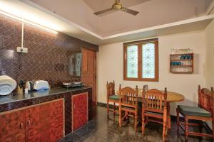 Villa Seafront Goa في أنجونا: مطبخ مع طاولة وغرفة طعام