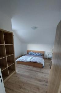 1 dormitorio con cama y estante para libros en Dům Boubín en Vimperk