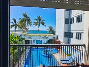 balcón con vistas a la piscina y al océano en Sealight Villa and House Phu Quoc en Phu Quoc