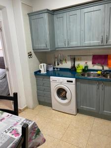 a kitchen with a washing machine and a sink at Room Sol Vecindario Gran Canaria Free parking in Vecindario
