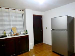 een keuken met een koelkast en een wastafel bij Departamento en el centro de Tuxtla Gutiérrez in Tuxtla Gutiérrez