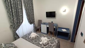 罗马House 4 Mori的有一张床、一张书桌和一台电视的房间