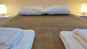a bedroom with a bed with two pillows on it at Departamento monoambiente Necco Apart in Corrientes