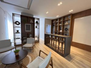 Easy Life Campos PUC by Xtay - Conforto em Curitiba, a poucos minutos do Teatro Paiol e do Mercado Municipal的休息区