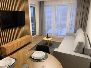 TV a/nebo společenská místnost v ubytování "Apartament z widokiem Cicha 14B" - Centrum, garaż podziemny
