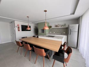 Easy Life Campos PUC by Xtay - Conforto em Curitiba, a poucos minutos do Teatro Paiol e do Mercado Municipal的厨房或小厨房