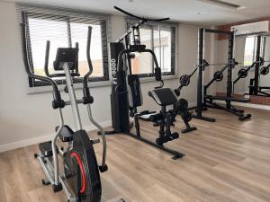 Easy Life Campos PUC by Xtay - Conforto em Curitiba, a poucos minutos do Teatro Paiol e do Mercado Municipal的健身中心和/或健身设施