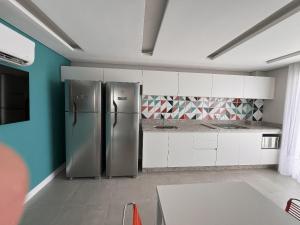 Easy Life Campos PUC by Xtay - Conforto em Curitiba, a poucos minutos do Teatro Paiol e do Mercado Municipal的厨房或小厨房