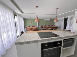 Easy Life Campos PUC by Xtay - Conforto em Curitiba, a poucos minutos do Teatro Paiol e do Mercado Municipal的厨房或小厨房