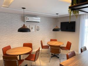 Easy Life Campos PUC by Xtay - Conforto em Curitiba, a poucos minutos do Teatro Paiol e do Mercado Municipal的电视和/或娱乐中心