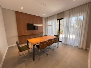 Easy Life Campos PUC by Xtay - Conforto em Curitiba, a poucos minutos do Teatro Paiol e do Mercado Municipal的电视和/或娱乐中心