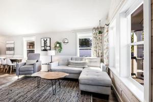 Χώρος καθιστικού στο Sweet Seaview Home Near Beach and Trailhead!