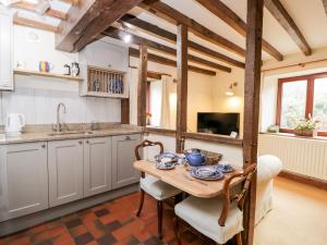 O bucătărie sau chicinetă la Well Cottage
