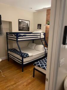 Midtown Nest 1 bedroom Self Serviced Apartment في نيويورك: غرفة بسريرين بطابقين في غرفة