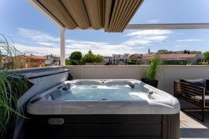 bañera de hidromasaje en el balcón con vistas en Costa Deluxe, en Funtana