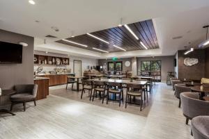 um restaurante com mesas e cadeiras e um bar em SpringHill Suites by Marriott Austin The Domain Area em Austin